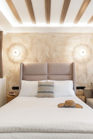 Superior Suite, Sea View | 1 bedroom, minibar, soundproofing, iron/ironing board