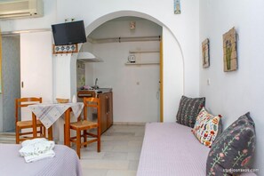 Studio Économique, vue ville, rez-de-chaussée | Draps en coton égyptien, surmatelas, lits bébé (gratuits), Wi-Fi gratuit