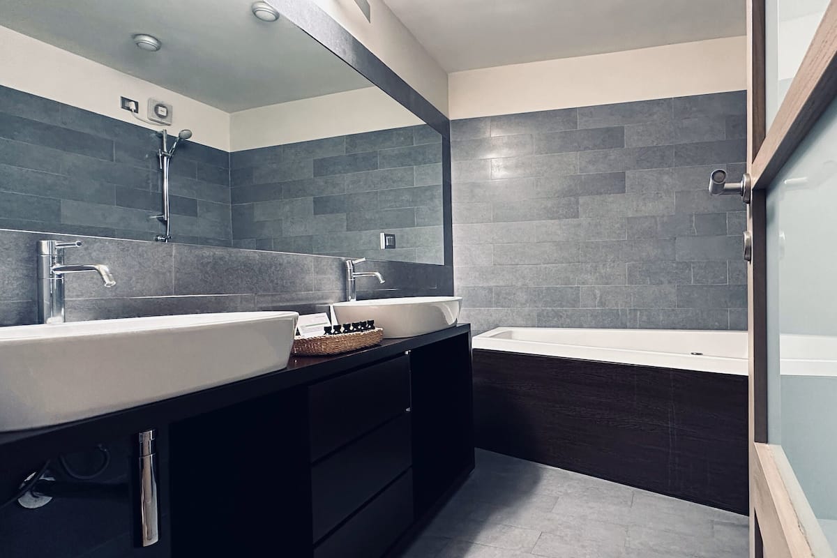 superior suite, annex building | bathroom | shower, free toiletries, hair dryer, slippers