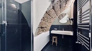 Habitación estándar doble | Baño | Ducha, artículos de higiene personal gratuitos y secador de pelo