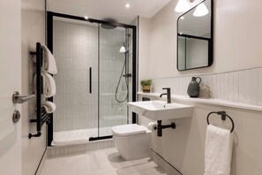 Premium One Bedroom Apartment | Bathroom | Eco-friendly toiletries, hair dryer, towels, soap - Native Hyde Park (London)