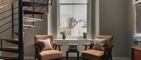 Double-Double Room | Coin séjour | Télévision à écran plat de 43 pouces avec chaînes numériques