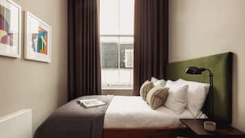 Double Room | Seprai premium dan didekorasi berbeda-beda