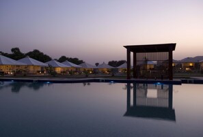 Outdoor pool, pool umbrellas, sun loungers - The Greenhouse Resort (Pushkar)