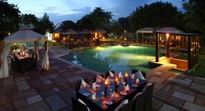 Outdoor pool, pool umbrellas, sun loungers - The Greenhouse Resort (Pushkar)