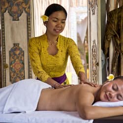 Couples treatment rooms, body treatments, aromatherapy, body wraps