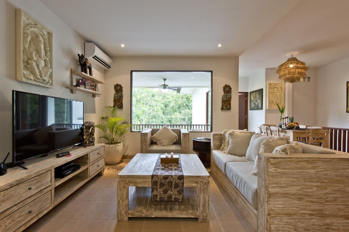 Villa, 2 habitaciones (Indah 3) | Zona de estar | Una televisión de plasma, un reproductor de DVD
