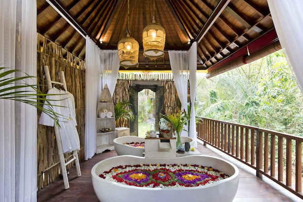 Couples treatment rooms, body treatments, aromatherapy, body wraps