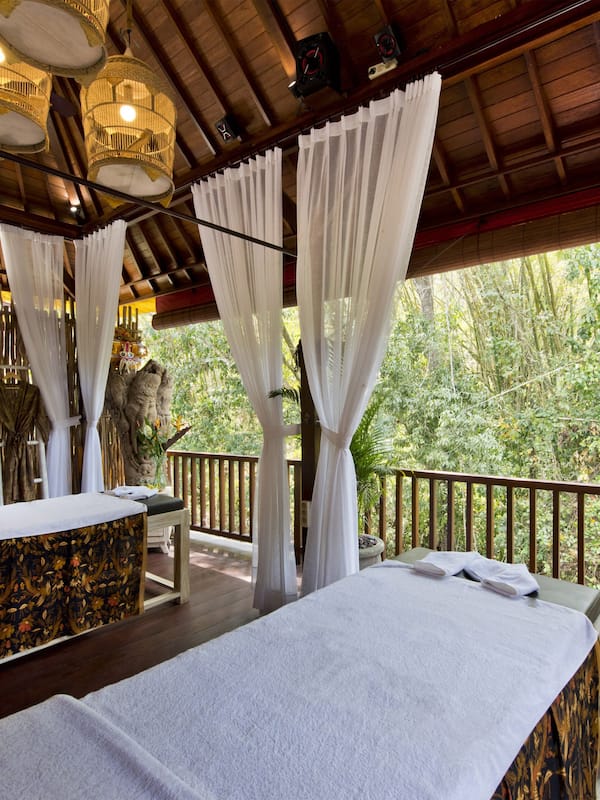 Couples treatment rooms, body treatments, aromatherapy, body wraps