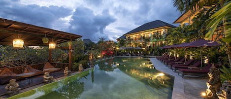 Een buitenzwembad, een infinity pool, parasols voor strand/zwembad