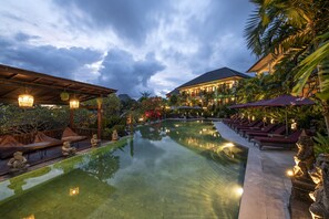 Outdoor pool, an infinity pool, free cabanas, pool umbrellas - Sahaja Sawah Resort (Selemadeg)