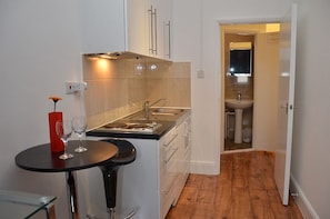Deluxe Studio, 1 Double Bed | Private kitchenette