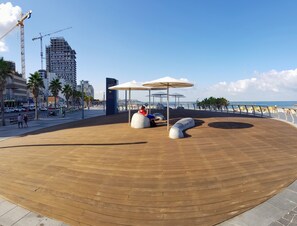 Plage à proximité, cabines (en supplément), chaises longues