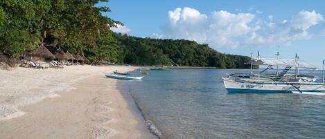 Ubicación a pie de playa, cabañas de uso gratuito, tumbonas y sombrillas