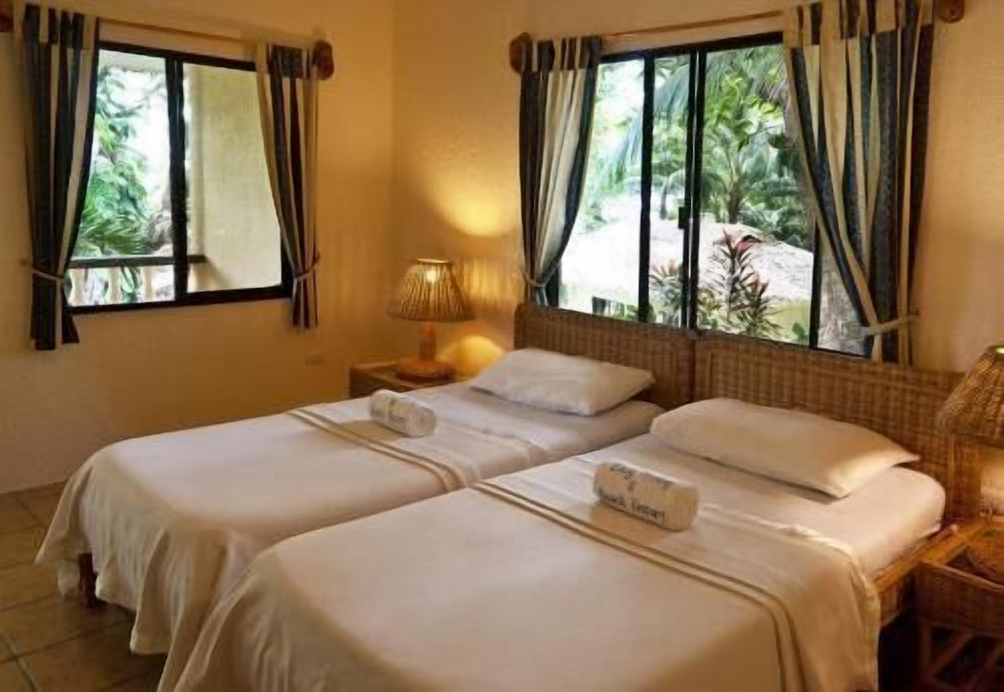 객실 내 금고, 각각 다른 스타일의 인테리어, 각각 다르게 가구 비치, 암막 커튼