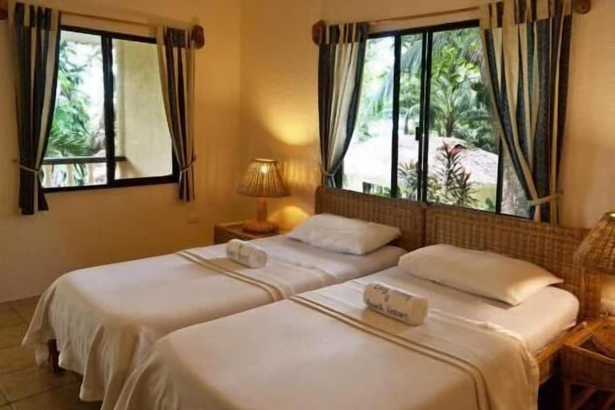 객실 내 금고, 각각 다른 스타일의 인테리어, 각각 다르게 가구 비치, 암막 커튼