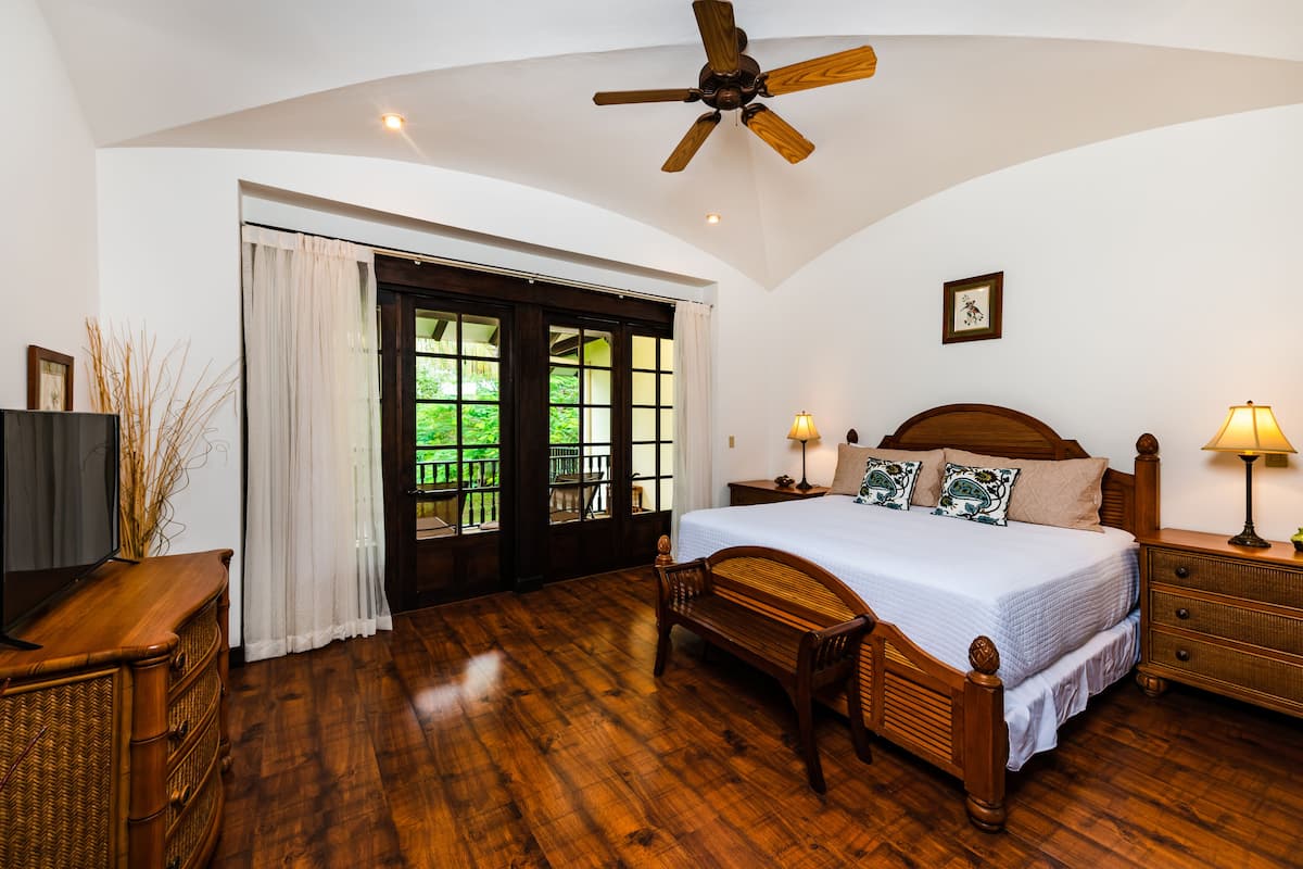 3 bedrooms, in-room safe, iron/ironing board, free WiFi