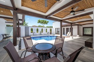 Caja de seguridad en la habitación y tabla de planchar con plancha 