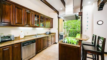 Full-sized fridge, microwave, oven, stovetop