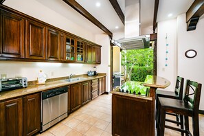 Full-sized fridge, microwave, oven, stovetop - Hacienda Pinilla Vacation Rentals (Tamarindo)