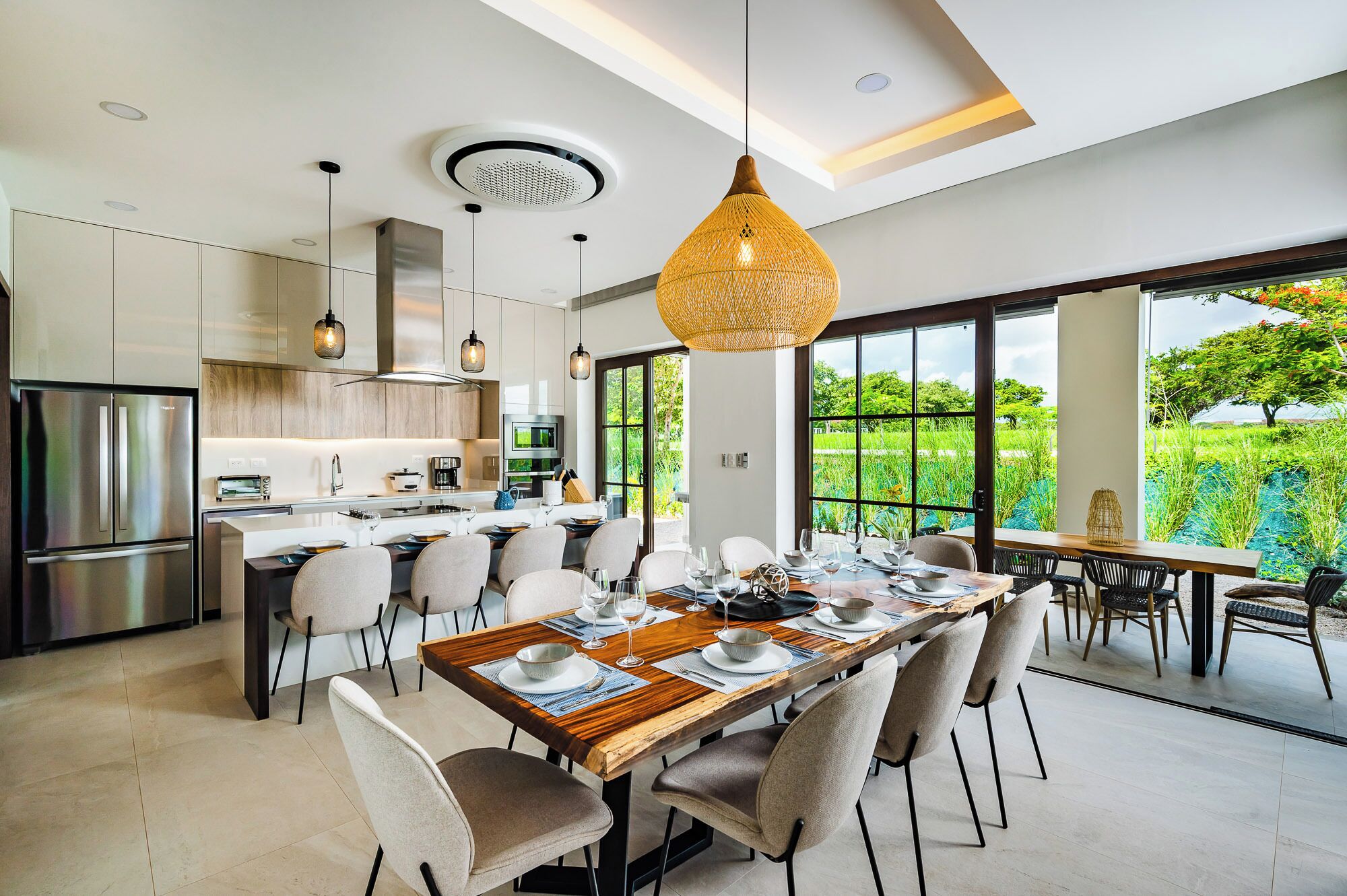 Refrigerador con freezer, microondas, horno, placa de cocina