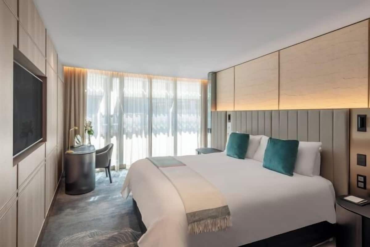 Egyptian cotton sheets, premium bedding, in-room safe, laptop workspace