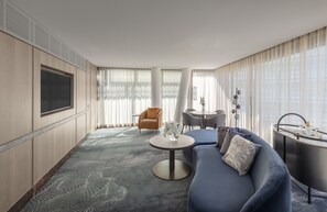 Adored Suite | Egyptian cotton sheets, premium bedding, in-room safe, laptop workspace - The Darling at the Star (Pyrmont)