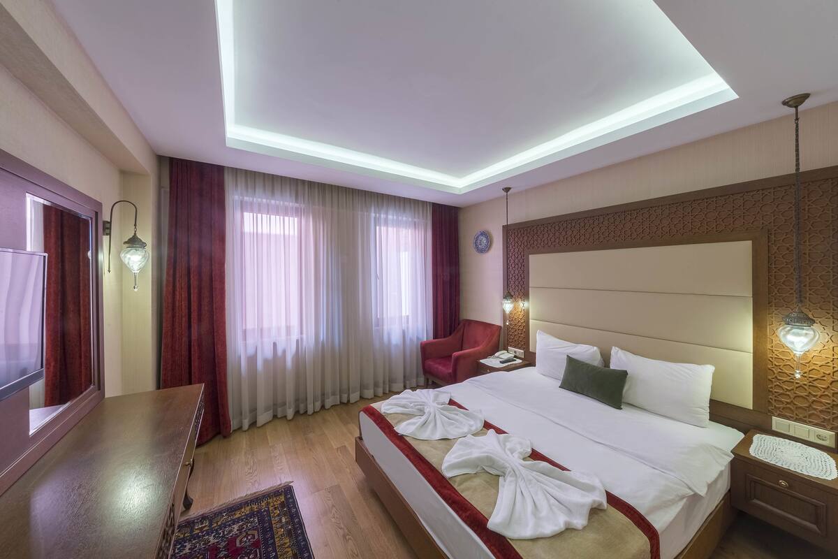 Deluxe Room, 1 King Bed with Sofa bed | Minibar, in-room safe, desk, soundproofing