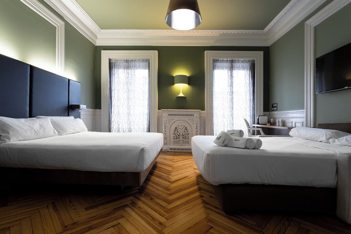 Ropa de cama de alta calidad, edredones de plumas, minibar y caja fuerte