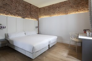 Familiekamer | Luxe beddengoed, donzen dekbedden, een minibar, een kluis op de kamer