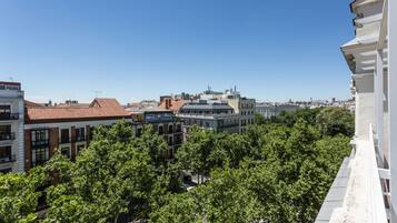 Vista de un paisaje urbano con edificios y árboles.