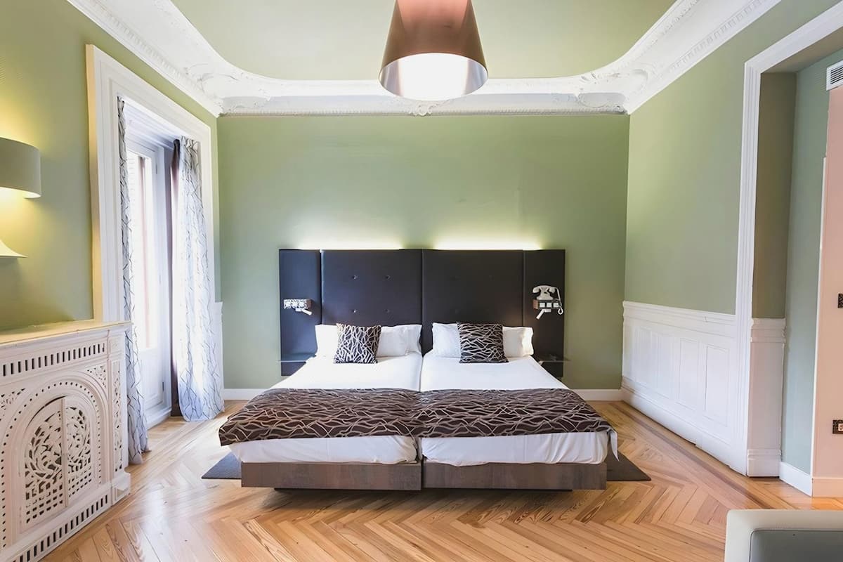 Ropa de cama de alta calidad, edredones de plumas, minibar y caja fuerte