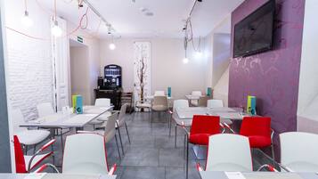 Se ofrece un desayuno bufé todos los días (19 EUR por persona)