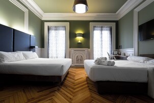 Ropa de cama de alta calidad, cubrecamas y minibar 