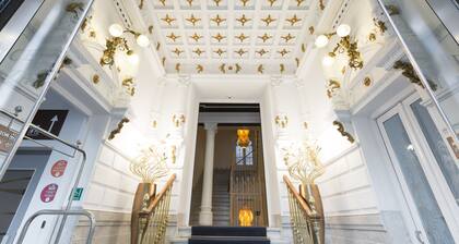 Petit Palace Lealtad Plaza