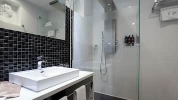 Superior kamer | Luxe beddengoed, donzen dekbedden, een minibar, een kluis op de kamer