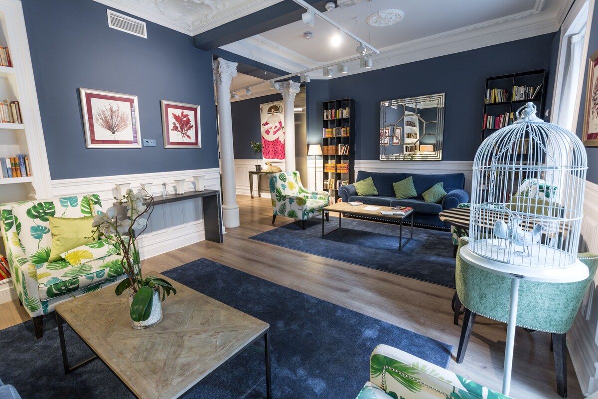 Petit Palace Lealtad Plaza