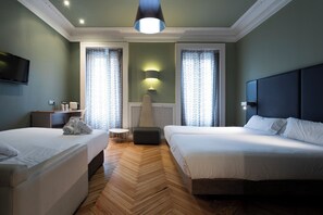 Premium bedding, down comforters, minibar, in-room safe - Petit Palace Lealtad Plaza (Madrid)