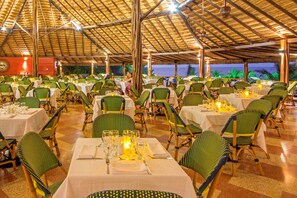 3 restaurants servant le déjeuner, le dîner et le souper