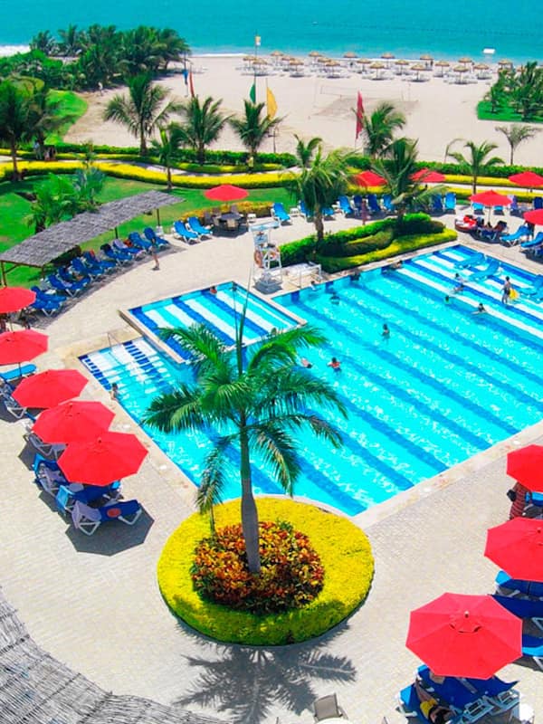 2 piscine all'aperto, ombrelloni da piscina, lettini