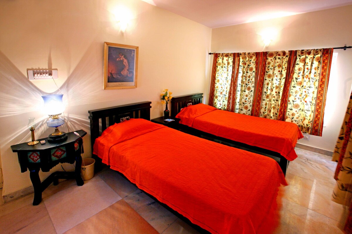 Deluxe Room | Minibar, in-room safe, individually decorated, individually furnished