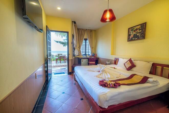 Minibar, in-room safe, blackout curtains, free WiFi