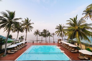 Utomhuspool, öppet 07.00 till 20.00, parasoller och solstolar