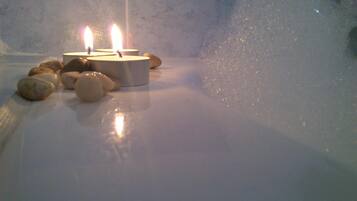 Käsi- ja jalkahoitoja, hierontapalveluita