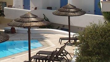 Außenpool, Sonnenschirme, Liegestühle