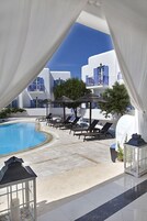 Εξωτερική πισίνα, ομπρέλες πισίνας, ξαπλώστρες