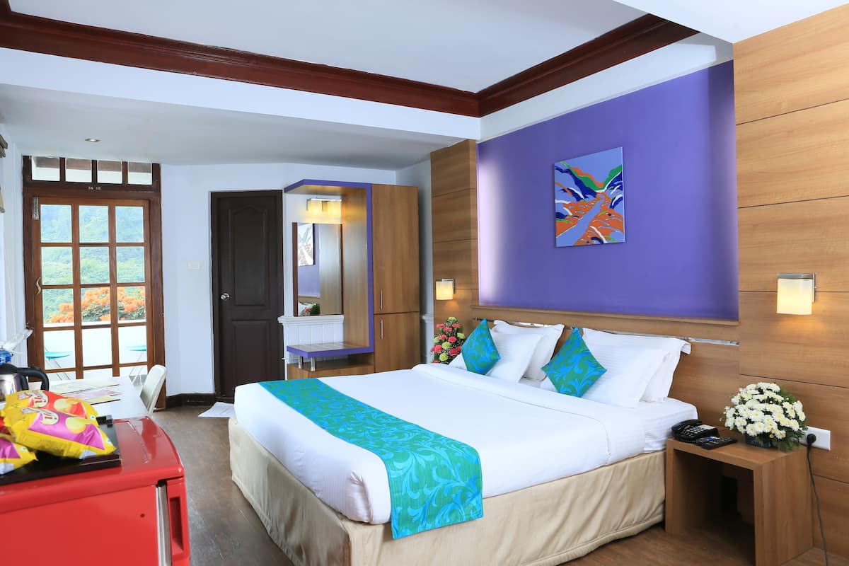 Executive Room, 1 Double Bed, River View | Living area | LCD TV