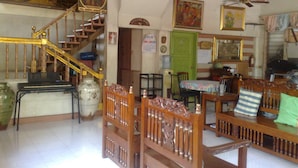 Lobby-lounge