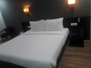 Deluxe Room | In-room safe, desk, iron/ironing board, free rollaway beds