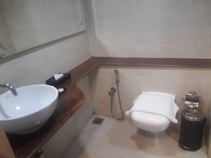 Deluxe Room | Bathroom | Shower, free toiletries, towels